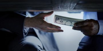 ضبط ممثلاً قانونياً ومهندساً في وزارتين متلبسين بالرشوة والابتزاز