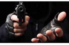 مسلحون يقتحمون دار سيدة ويجبرونها على توقيع مكاتبات بيع