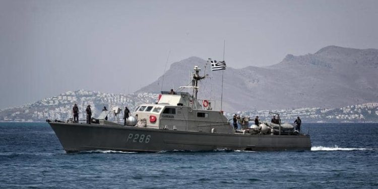 اصطدام سفينتين يونانية وتركية.. وأنقرة تمهد لمناورات عسكرية