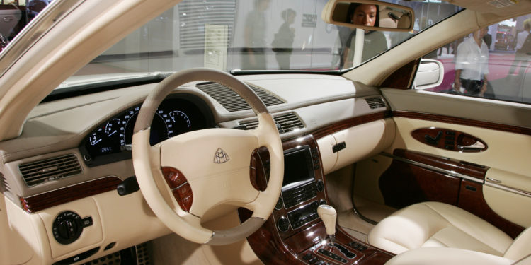 الحديث عن كنوز القذافي وذهبه وملياراته جاء دور سيارته الفريدة .