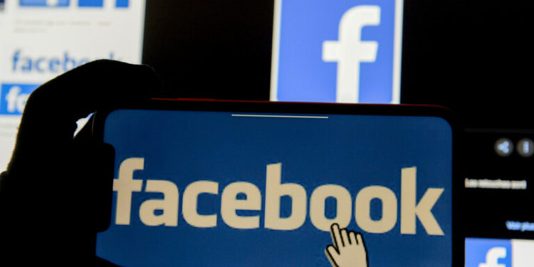 “فيسبوك” يحظر إعلانات “ملحقات الأسلحة ومعدات الحماية” لما بعد تنصيب بايدن