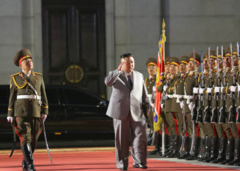 كوريا الشمالية تقوم باستعراض عسكري منتصف الليل