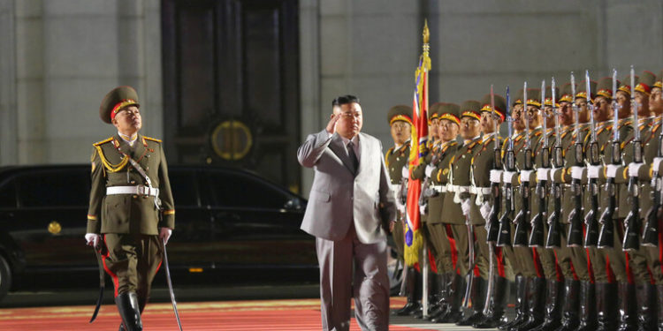 كوريا الشمالية تقوم باستعراض عسكري منتصف الليل