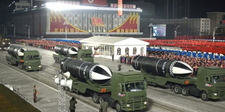 كوريا الشمالية تكشف عن صواريخ باليستية جديدة تطلقها غواصات