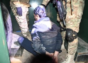 صور: مخدرات وأدوات صنع عبوات ناسفة داخل منزل مطلوب في ميسان