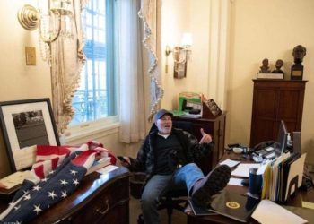 في قلب الكونغرس.. وقائع نهب مكتب بيلوسي بواسطة “مستعد للموت”