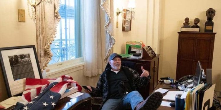 في قلب الكونغرس.. وقائع نهب مكتب بيلوسي بواسطة “مستعد للموت”