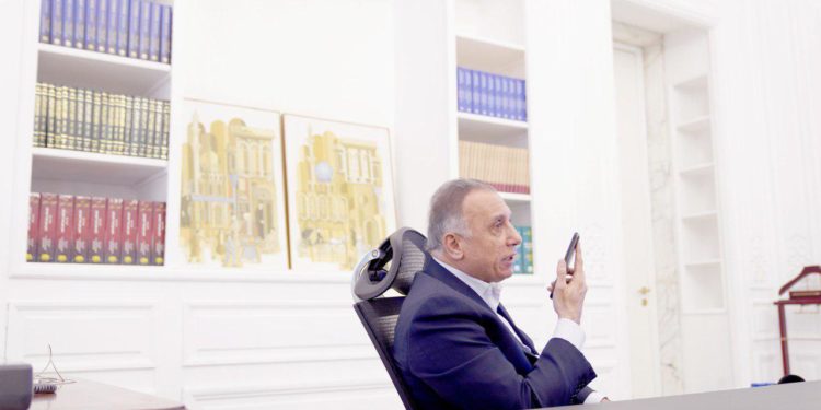 فيديو.. الكاظمي يتصل بمدير مدرسة في الناصرية