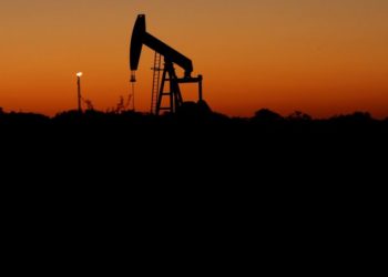 بسبب الإغلاق في أوروبا وتزايد إصابات كورونا في الصين “أسعار النفط تنخفض قليلاً “