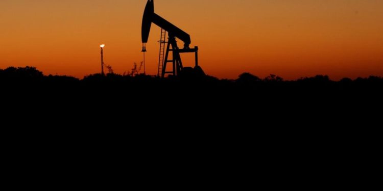 بسبب الإغلاق في أوروبا وتزايد إصابات كورونا في الصين “أسعار النفط تنخفض قليلاً “