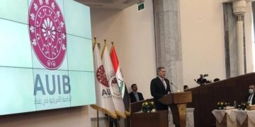 جولة للسفير الأميركي لدى بغداد  في “الجامعة الأميركية”