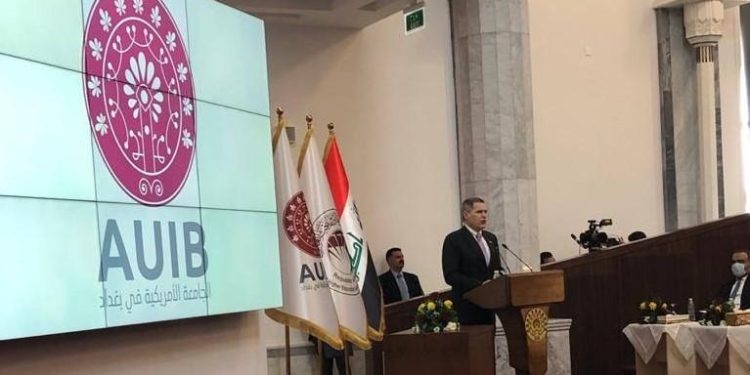 جولة للسفير الأميركي لدى بغداد  في “الجامعة الأميركية”