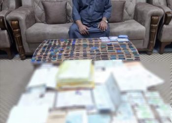مزور بحوزته ( أختام ووثائق مزورة ) تم القبض عليه في بغداد