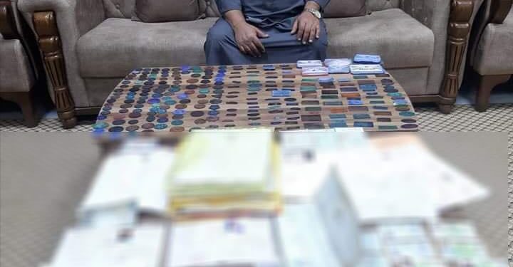 مزور بحوزته ( أختام ووثائق مزورة ) تم القبض عليه في بغداد