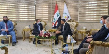 محافظ البصرة يبحث مع السفير البريطاني فرص الاستثمار والتجارة