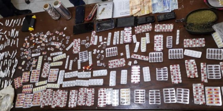 القبض على 4 من مروجي المخدرات بينهم امرأة في ديالى