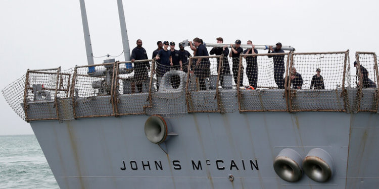 البحرية الأمريكية ترسل مدمرة صاروخية موجهة عبر مضيق تايوان