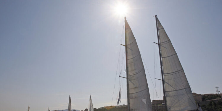 ماليزيا..احتراق وغرق يخت يمتلكه “أثرياء” من بينهم رجل الأعمال الفرنسي الشهير برنارد تابي