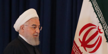 البرلمان الإيراني .. يصوت على قرار يهدد الرئيس روحاني