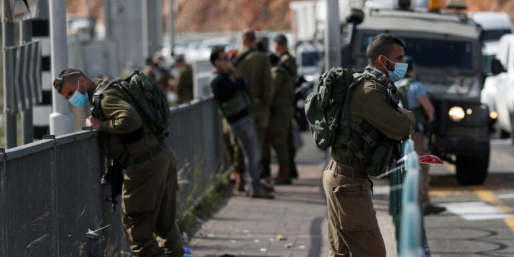 إغلاقا شاملا على الضفة الغربية ومعابر قطاع غزة
