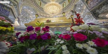 تزييـن ضريح ومرقد الامام الحسين عليه السلام بأكاليل الورود