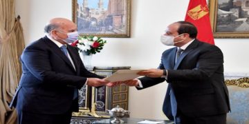 وزير الخارجية يسلم السيسي رسالة من الرئيس برهم صالح