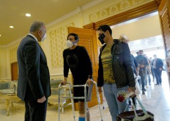 الكاظمي يستقبل  دفعة جديدة من الجرحى العائدين من رحلة العلاج