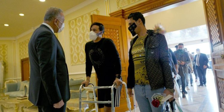 الكاظمي يستقبل  دفعة جديدة من الجرحى العائدين من رحلة العلاج