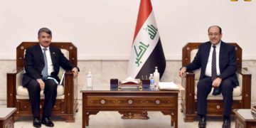 المالكي يلتقي سفير الكويت و”يثمن” مواقف دول مجلس التعاون الخليجي ازاء العراق