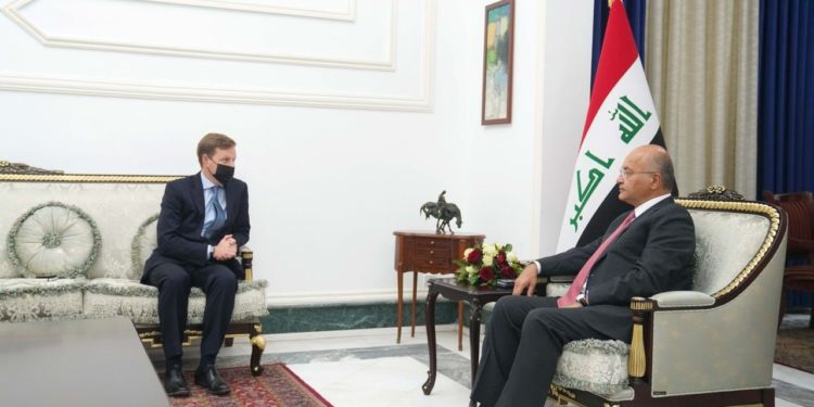 رئيس الجمهورية للسفير البريطاني .. ماضون قدما في تعزيز سلطة الدولة .