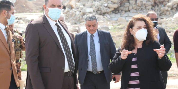 محافظ كركوك ومديرة برنامج الأمم المتحدة الأنمائي يطلعان على حجم الدمار باحدى القرى المهدمة