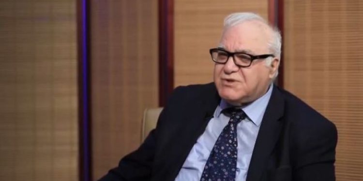 المستشار الاقتصادي للكاظمي ,,, فرض الضرائب على الرواتب “إجراء مؤقت “