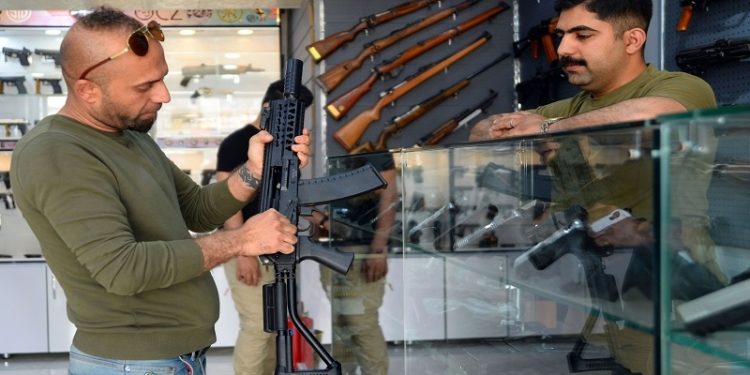 قضاة ,, الفئات المخولة بحمل السلاح