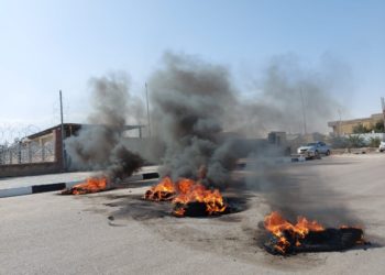 تظاهرات قرب المحافظة و اغلاق مبنى “شركة نفط ذي قار”