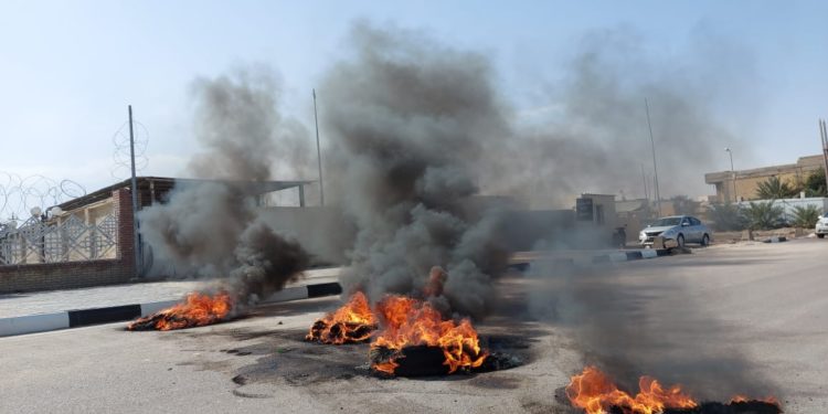 تظاهرات قرب المحافظة و اغلاق مبنى “شركة نفط ذي قار”