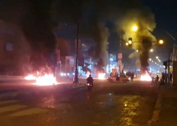 محتجون يقطعون شارعا مهما وسط الديوانية
