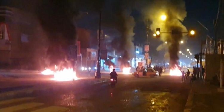 محتجون يقطعون شارعا مهما وسط الديوانية