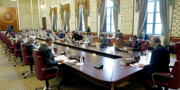 مصطفى الكاظمي يعقد اجتماعاً مع كبار قادة الأمن والجيش