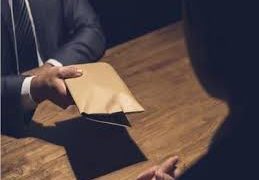 اعتقال مسؤول في وزارة عراقية (متلبساً بالرشوة)
