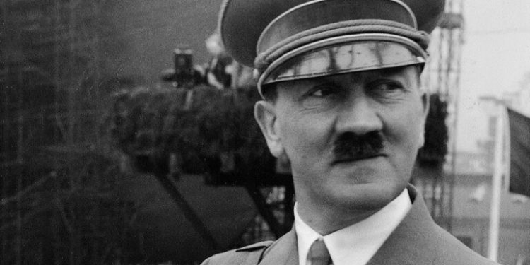 الكشف عن رسائل نادرة لوالد هتلر بعد سنوات من السرية