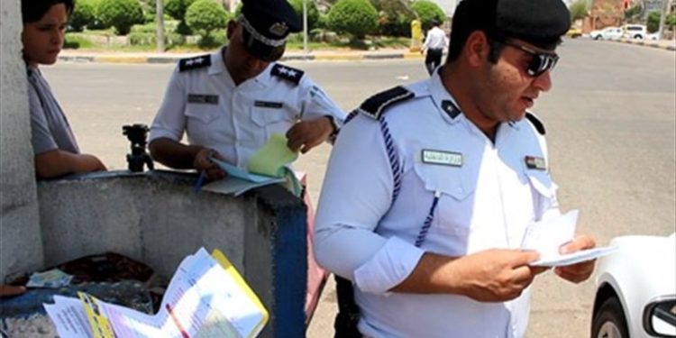 (فيديو) سائق يعلّق رجل مرور بنافذة سيارته ويجول به في البصرة .