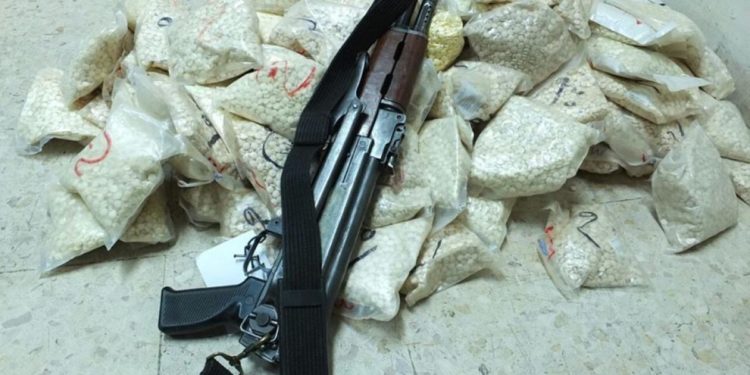 القبض على اشخاص بتهمة حيازة مواد مخدرة وأسلحة