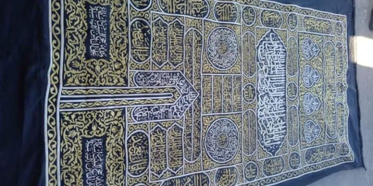 إحباط محاولة تهريب قطع من “كسوة الكعبة”