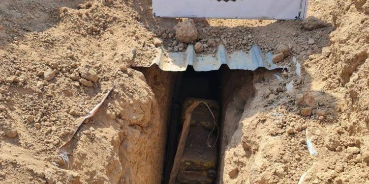 مداهمة نفقاً ومصادرة عبوات وأدوات تفجير في مخمور