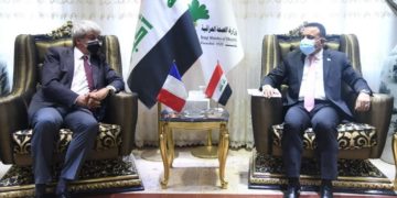 وزير الصحة والبيئة يلتقي مع السفير الفرنسي التعاون بمجابهة جائحة كورونا