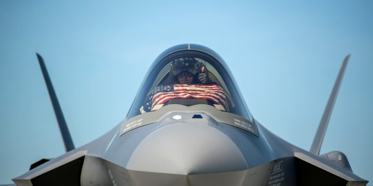 بسبب التكاليف الضخمة.. واشنطن تبحث عن بديل لـ”إف-35″