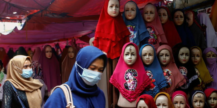 ضغط نفسي وإذلال علني لإقناع الفتيات بارتداء الحجاب