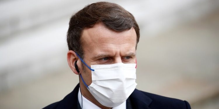 ماكرون .. على إيران التصرف بمسؤولية والكف عن انتهاكاتها للاتفاق النووي