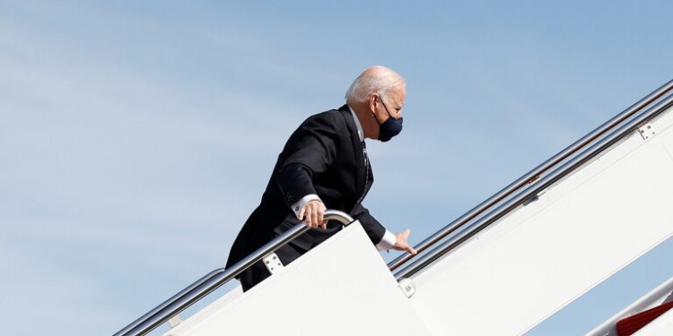 البيت الأبيض يعلق على حادث سقوط بايدن