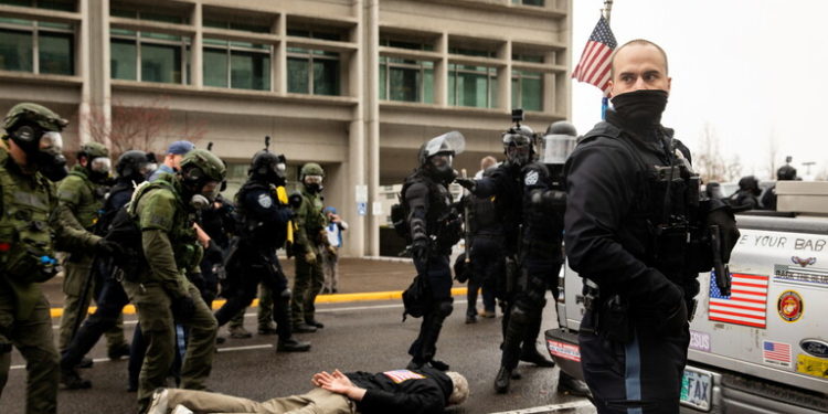 اشتباك بين أنصار ومعارضي ترامب في أوريغون